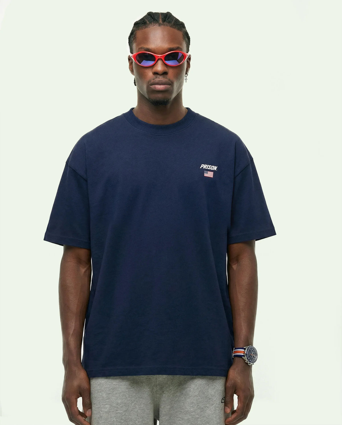 Camiseta oversized USA Flag Logo azul-marinho PRISON® no modelo vista frontal