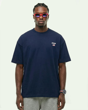 Camiseta oversized USA Flag Logo azul-marinho PRISON® no modelo vista frontal