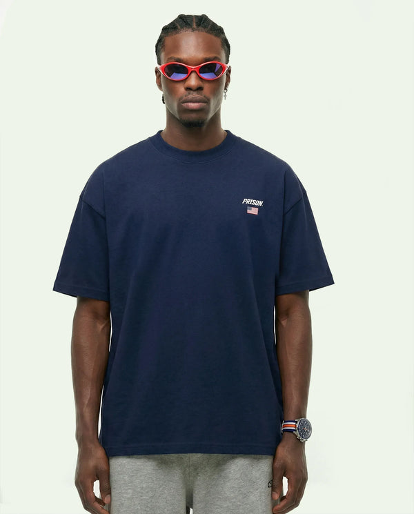 Camiseta oversized USA Flag Logo azul-marinho PRISON® no modelo vista frontal
