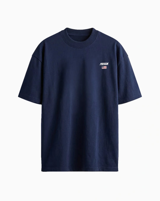 Camiseta oversized USA Flag Logo azul-marinho PRISON® no modelo em movimento