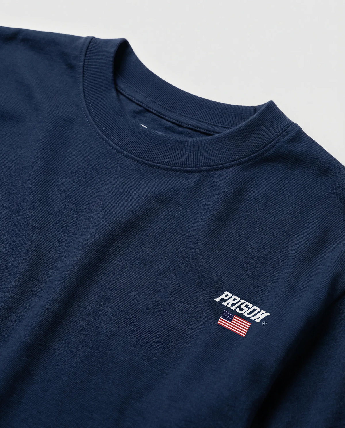 Camiseta oversized USA Flag Logo azul-marinho PRISON® detalhe da estampa