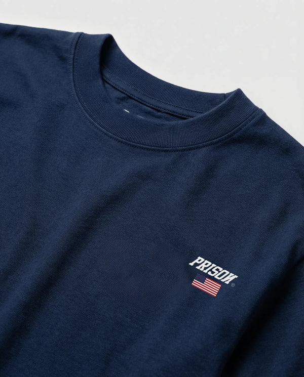 Camiseta oversized USA Flag Logo azul-marinho PRISON® detalhe da estampa