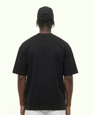 Camiseta oversized Flag Logo EUA preta PRISON® no modelo vista das costas