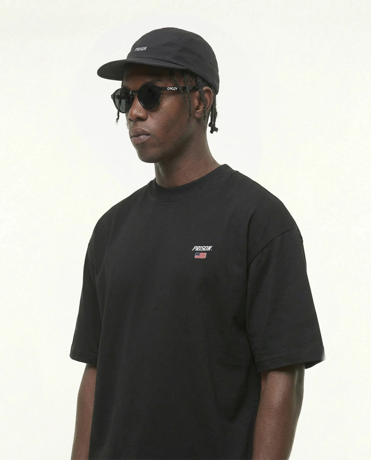 Camiseta oversized Flag Logo EUA preta PRISON® no modelo vista lateral
