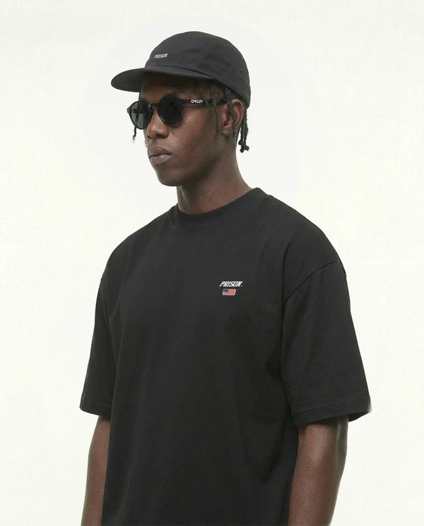 Camiseta oversized Flag Logo EUA preta PRISON® no modelo vista lateral
