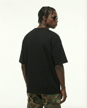 Camiseta oversized Big Apple preta PRISON® no modelo vista das costas