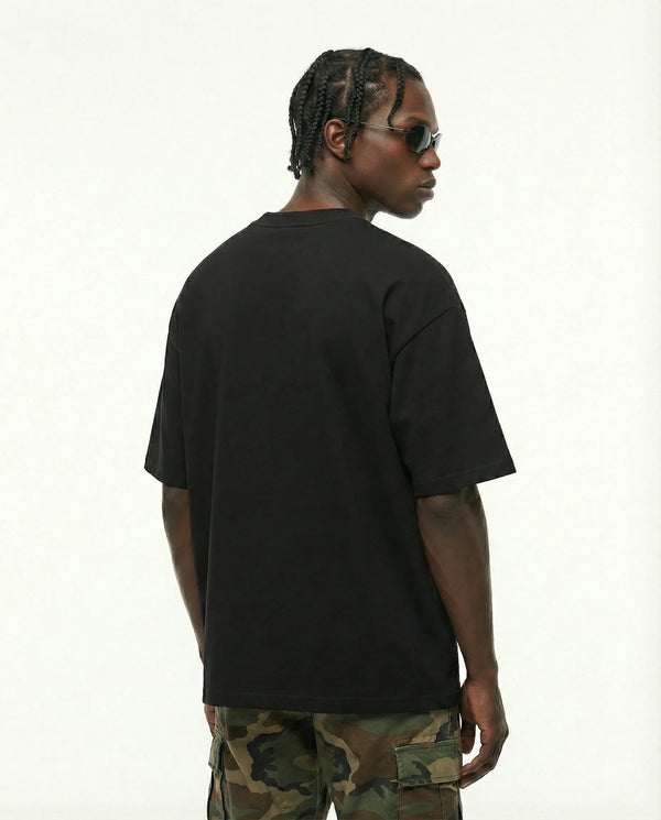 Camiseta oversized Big Apple preta PRISON® no modelo vista das costas