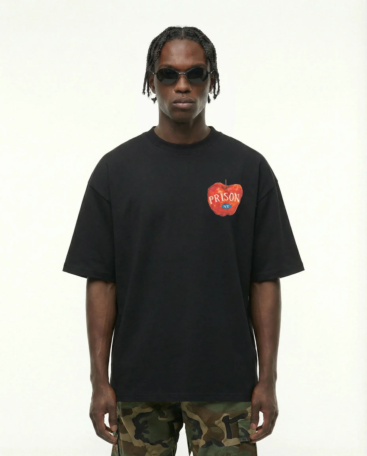 Camiseta oversized Big Apple preta PRISON® no modelo vista frontal