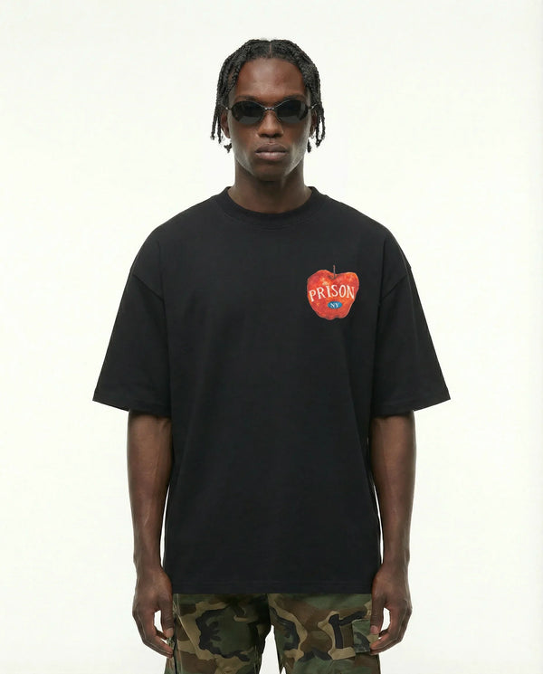 Camiseta oversized Big Apple preta PRISON® no modelo vista frontal