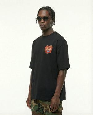 Camiseta oversized Big Apple preta PRISON® no modelo vista lateral