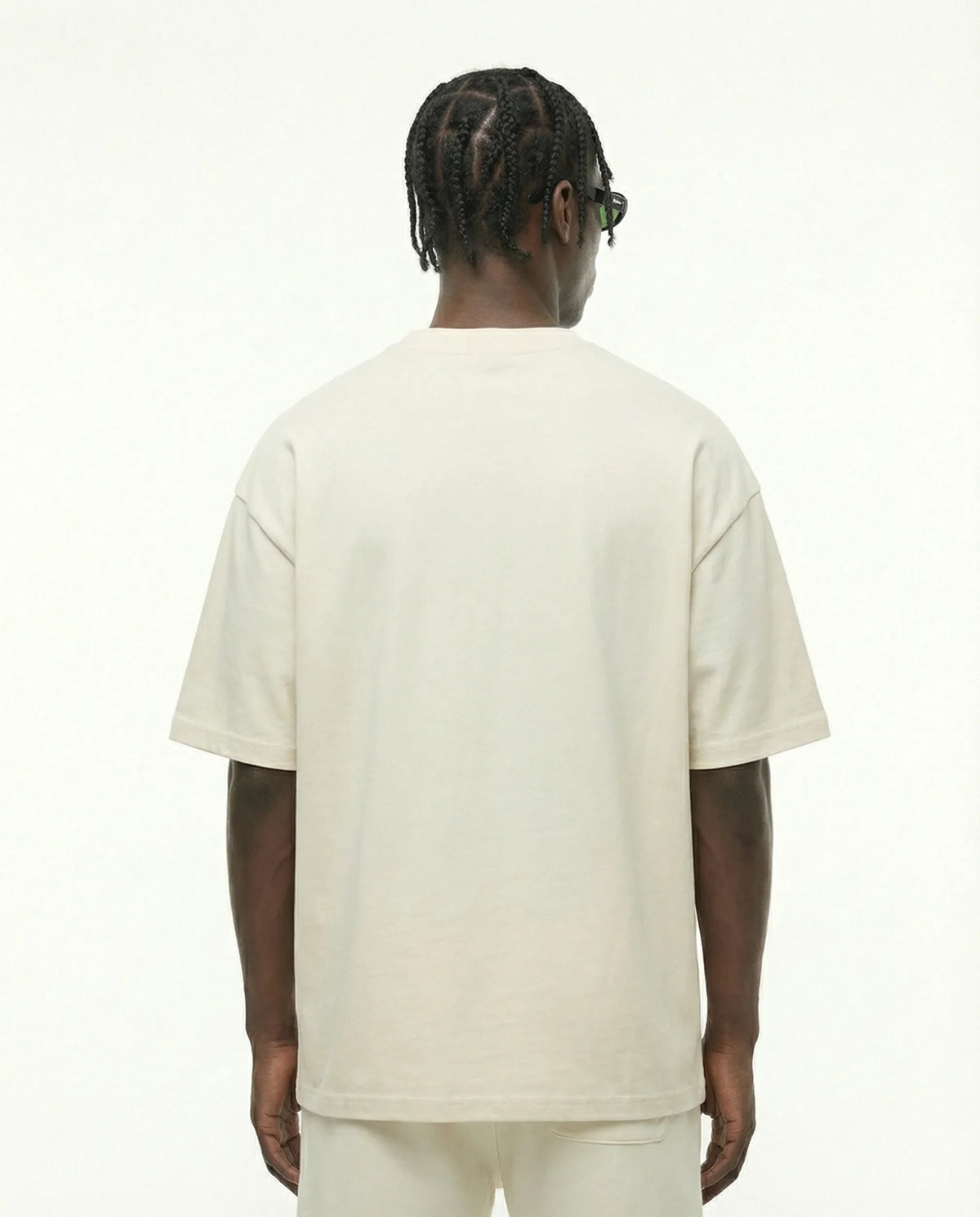 Camiseta oversized NYC Logo Peito off-white PRISON® costas no modelo