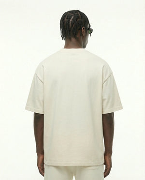Camiseta oversized NYC Logo Peito off-white PRISON® costas no modelo