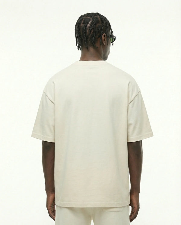 Camiseta oversized NYC Logo Peito off-white PRISON® costas no modelo
