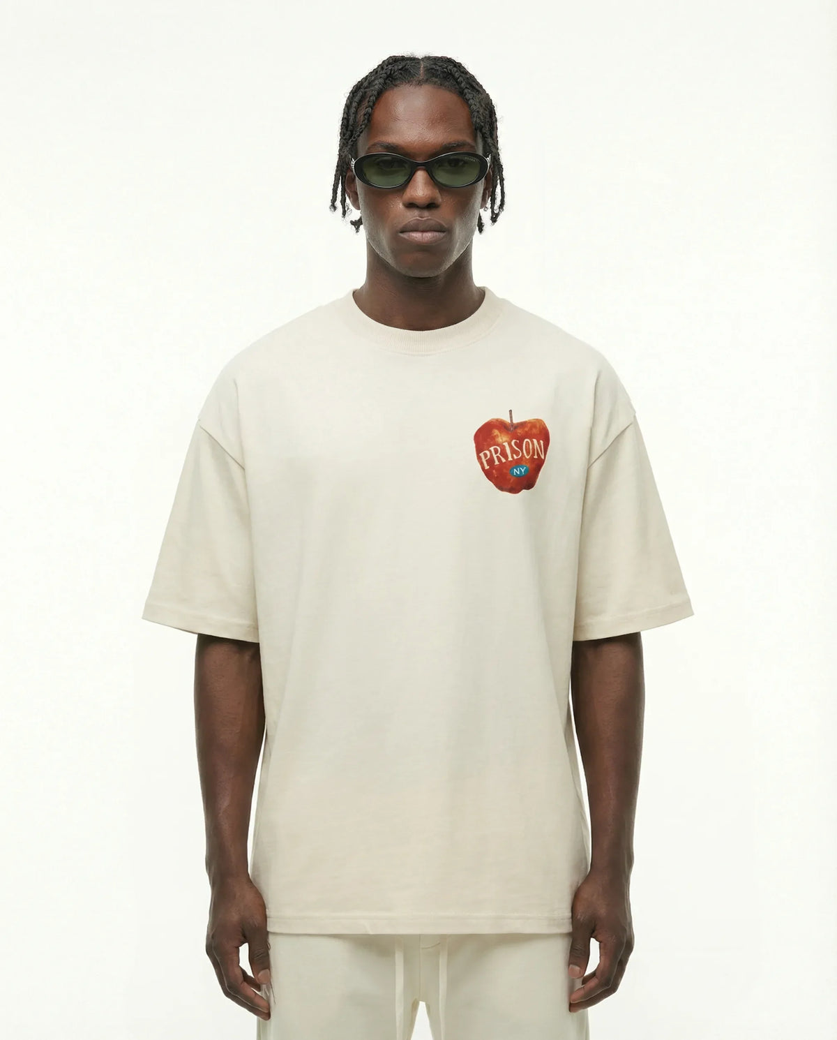 Camiseta oversized NYC Logo Peito off-white PRISON® no modelo vista frontal