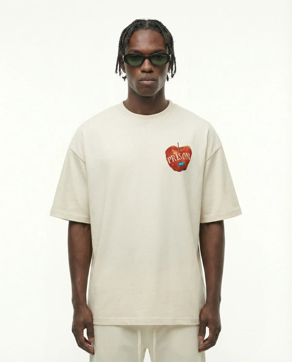 Camiseta oversized NYC Logo Peito off-white PRISON® no modelo vista frontal