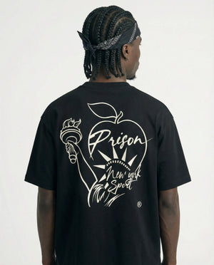 Camiseta oversized Estátua da Liberdade preta PRISON® no modelo vista das costas