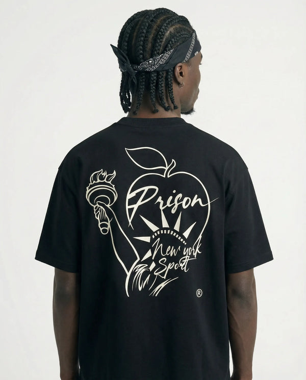 Camiseta oversized Estátua da Liberdade preta PRISON® no modelo vista das costas