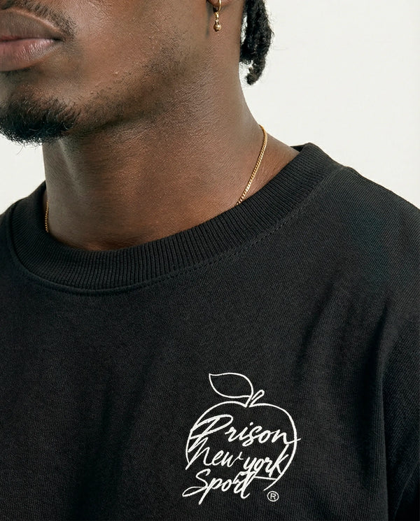 Camiseta oversized Estátua da Liberdade preta PRISON® detalhe no modelo