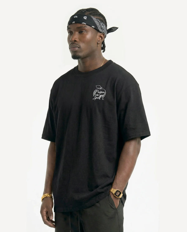 Camiseta oversized Estátua da Liberdade preta PRISON® no modelo vista frontal