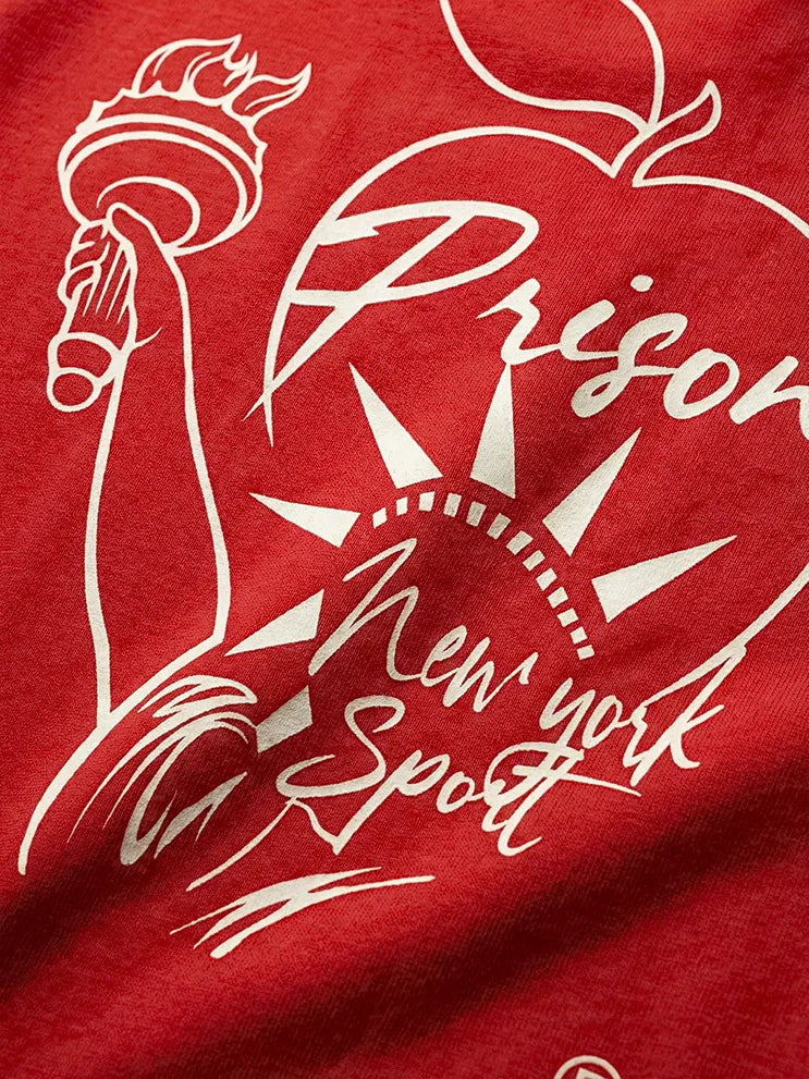 Camiseta oversized Godspeed Liberdade vermelha PRISON® detalhe da estampa das costas