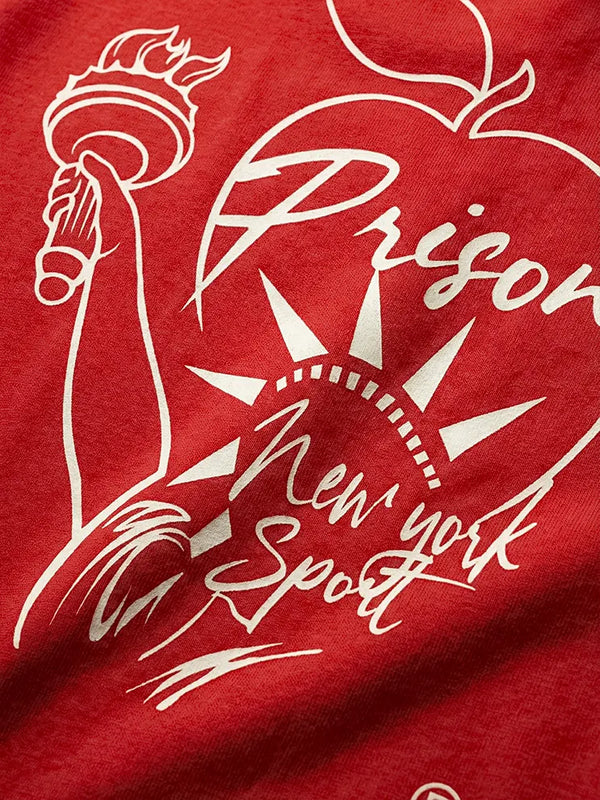 Camiseta oversized Godspeed Liberdade vermelha PRISON® detalhe da estampa das costas