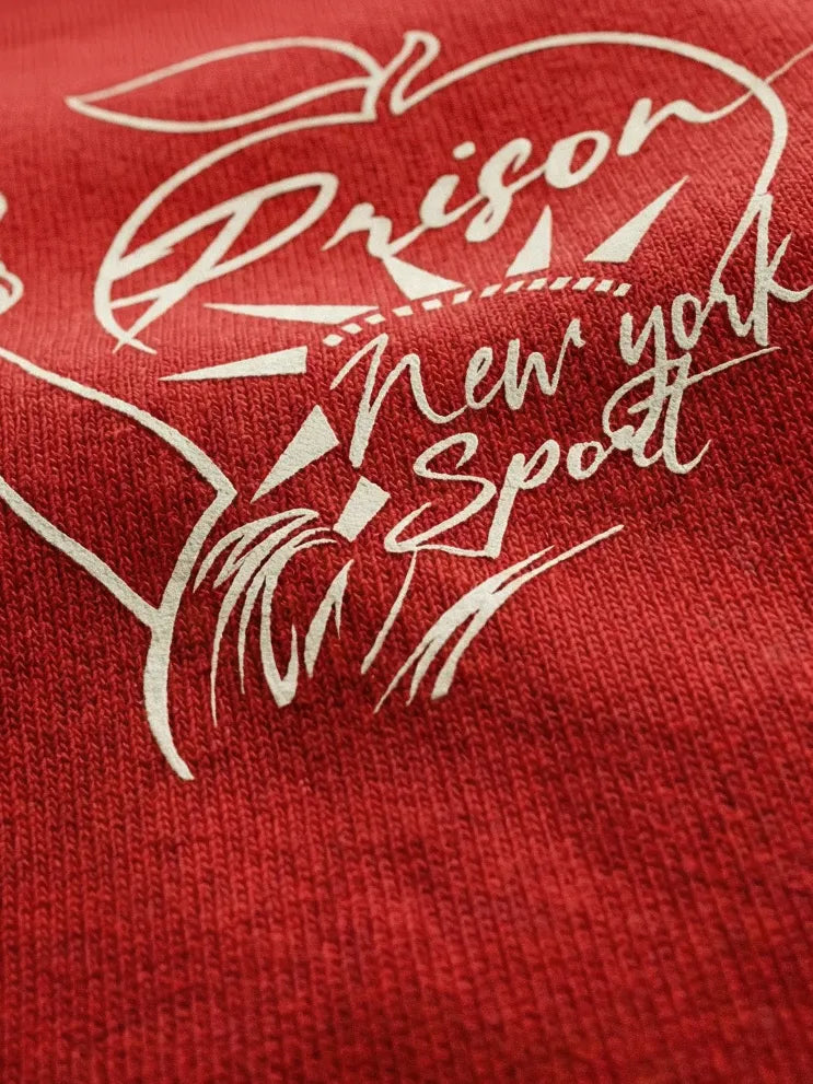 Camiseta oversized Godspeed Liberdade vermelha PRISON® detalhe da estampa