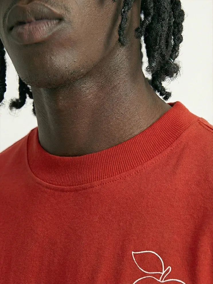 Camiseta oversized Godspeed Liberdade vermelha PRISON® detalhe da gola