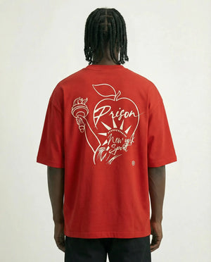 Camiseta oversized Godspeed Liberdade vermelha PRISON® no modelo vista das costas