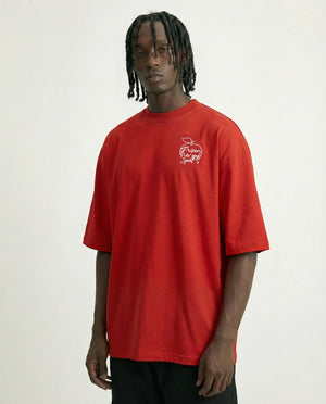Camiseta oversized Godspeed Liberdade vermelha PRISON® no modelo vista frontal