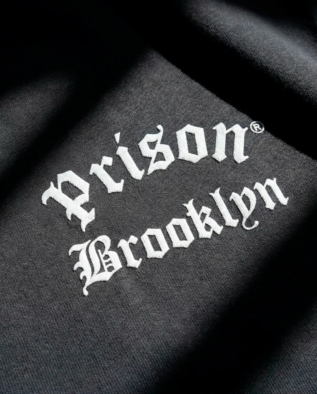 Camiseta oversized Brooklyn Back Print preta PRISON® detalhe da estampa