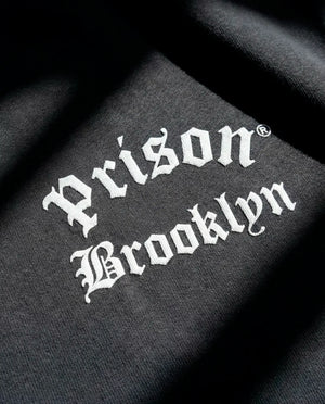 Camiseta oversized Brooklyn Back Print preta PRISON® detalhe da estampa