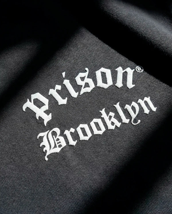 Camiseta oversized Brooklyn Back Print preta PRISON® detalhe da estampa