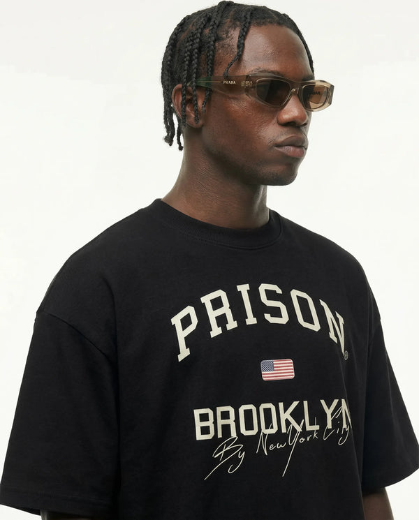 Camiseta oversized Brooklyn Classic preta PRISON® detalhe do peito