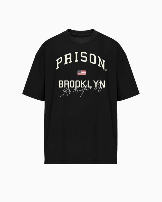 Camiseta oversized Brooklyn Classic preta PRISON® no modelo estilizada