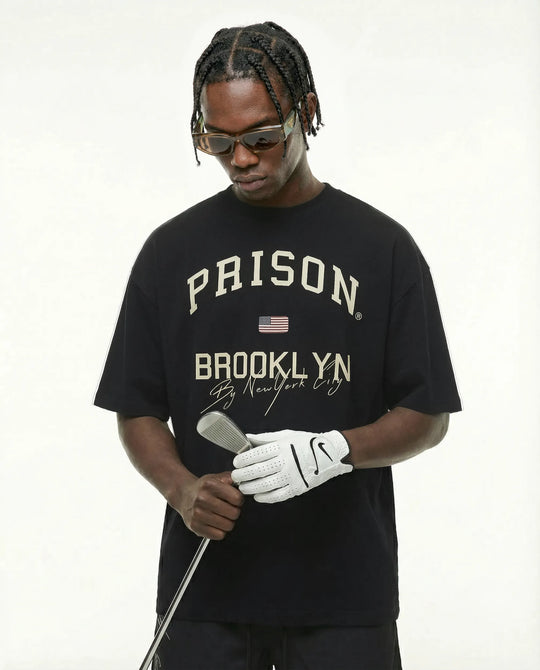 Camiseta oversized Brooklyn Classic preta PRISON® no modelo estilizada