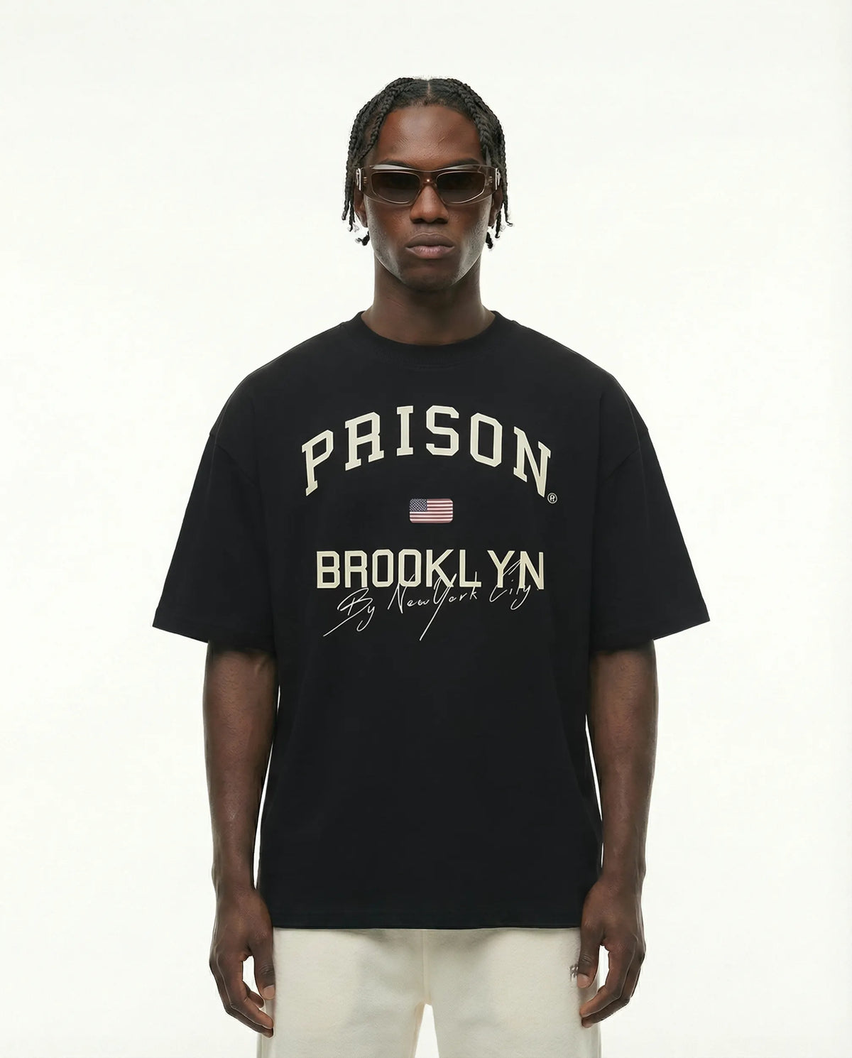Camiseta oversized Brooklyn Classic preta PRISON® no modelo vista frontal