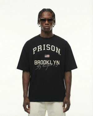 Camiseta oversized Brooklyn Classic preta PRISON® no modelo vista frontal