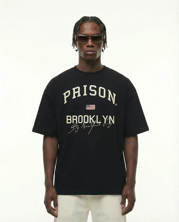 Camiseta oversized Brooklyn Classic preta PRISON® no modelo vista frontal