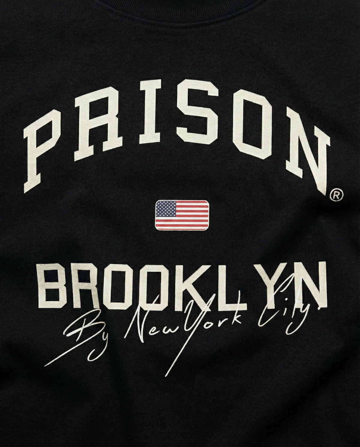 Camiseta oversized Brooklyn Classic preta PRISON® detalhe da estampa