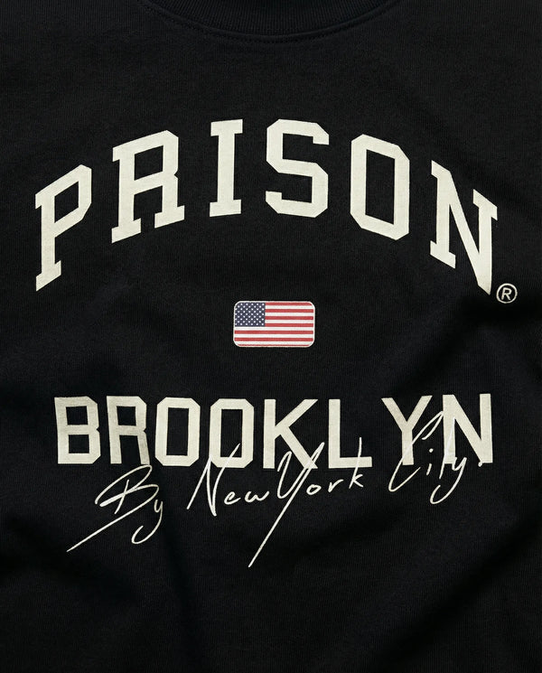 Camiseta oversized Brooklyn Classic preta PRISON® detalhe da estampa