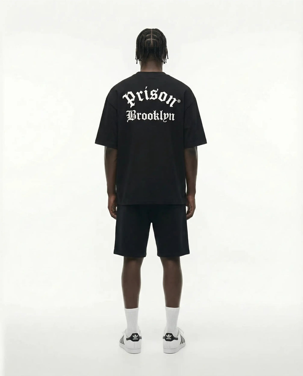Camiseta oversized Brooklyn Back Print preta PRISON® no modelo vista das costas