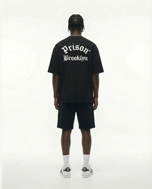Camiseta oversized Brooklyn Back Print preta PRISON® no modelo vista das costas