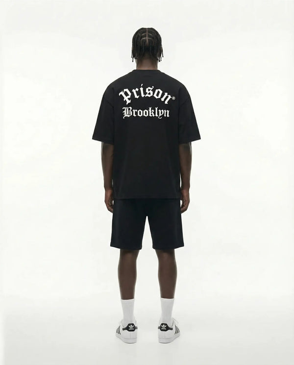 Camiseta oversized Brooklyn Back Print preta PRISON® no modelo vista das costas