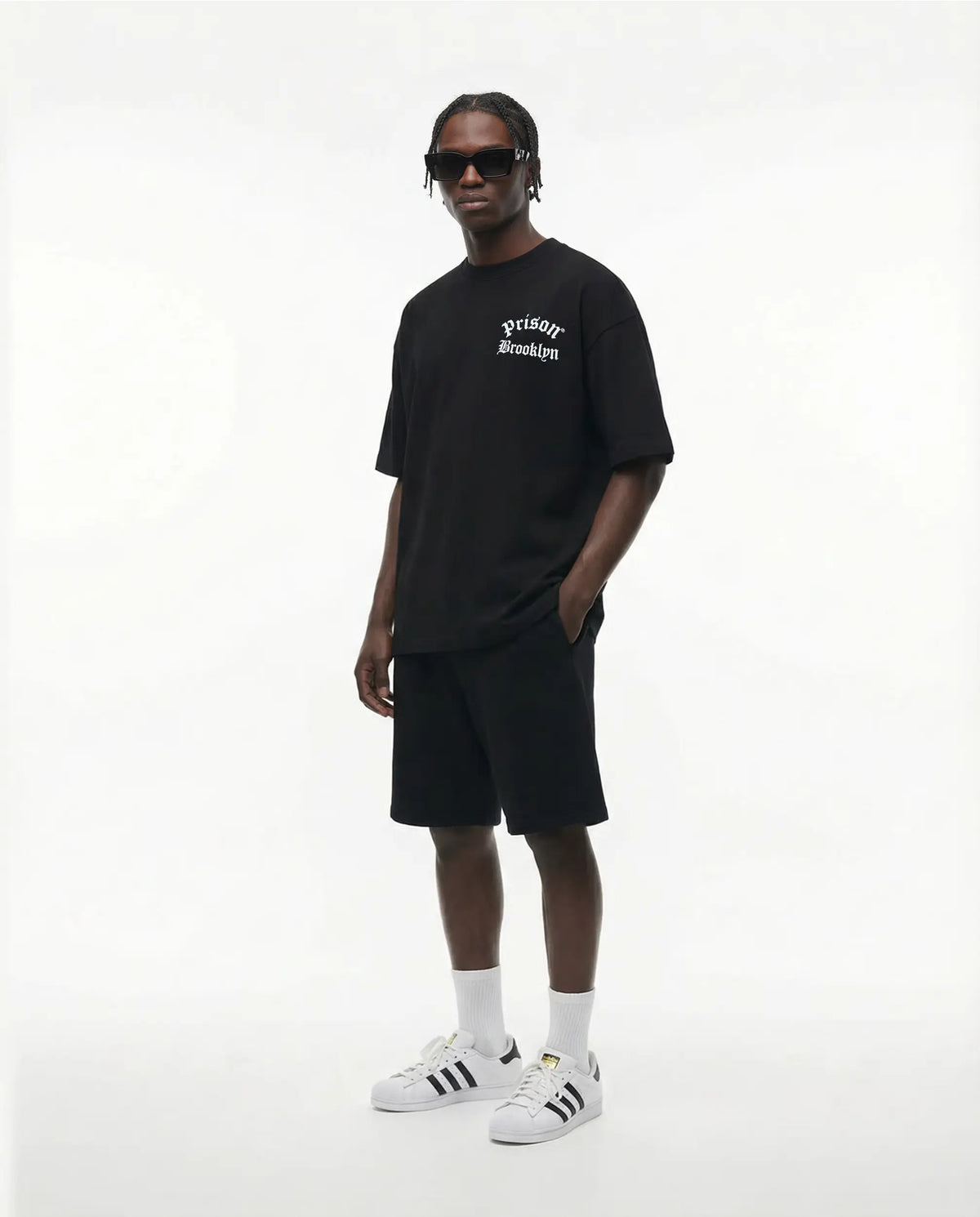 Camiseta oversized Brooklyn Back Print preta PRISON® no modelo vista frontal