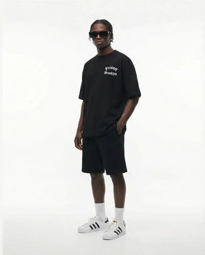 Camiseta oversized Brooklyn Back Print preta PRISON® no modelo vista frontal