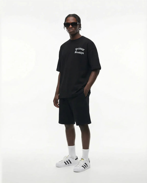Camiseta oversized Brooklyn Back Print preta PRISON® no modelo vista frontal