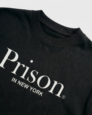Camiseta oversized Prison in New York preta PRISON® detalhe da gola em still