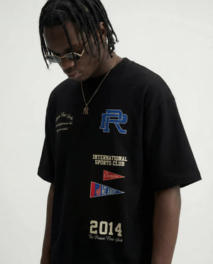 Camiseta oversized International Sports Club preta PRISON® detalhe lateral no modelo