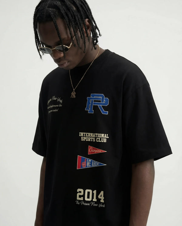 Camiseta oversized International Sports Club preta PRISON® detalhe lateral no modelo