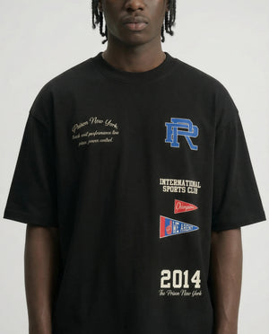 Camiseta oversized International Sports Club preta PRISON® detalhe no modelo